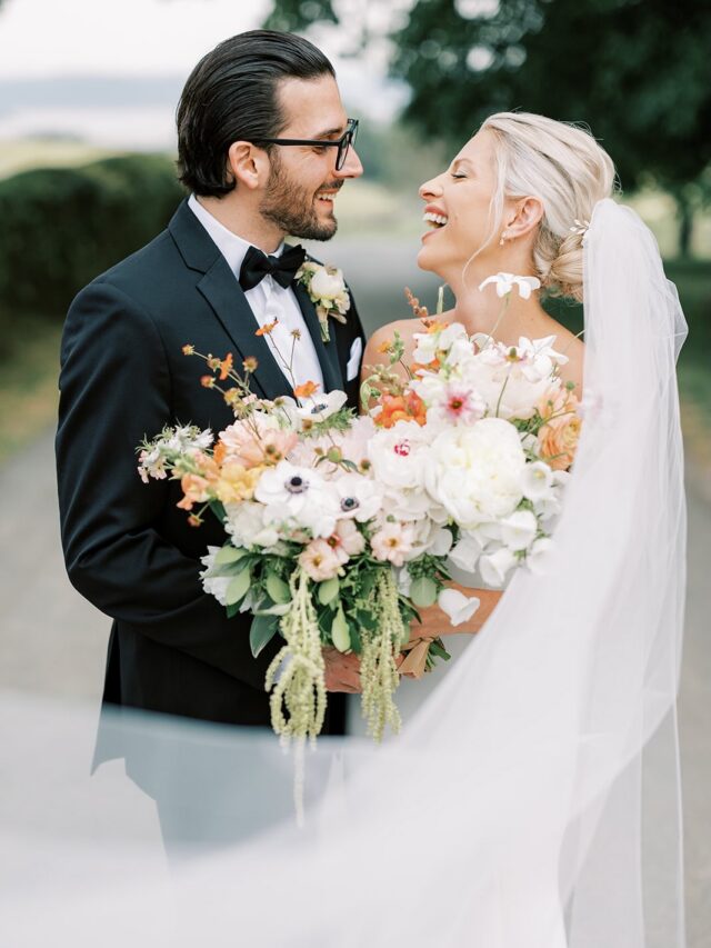 “Playing” with the first of the ranunculus and other spring beauties this week has been 🥰🥰🥰.

PC @samanthajayphoto Venue @lauxmontfarmsweddings