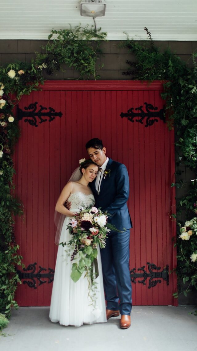 Oldy but goody, dreaming of lush cascading bouquets after a call yesterday!
PC @jessicamannsphotography 

#cascadingbouquet #fingerlakeswedding #lancasterwedding #localflowers