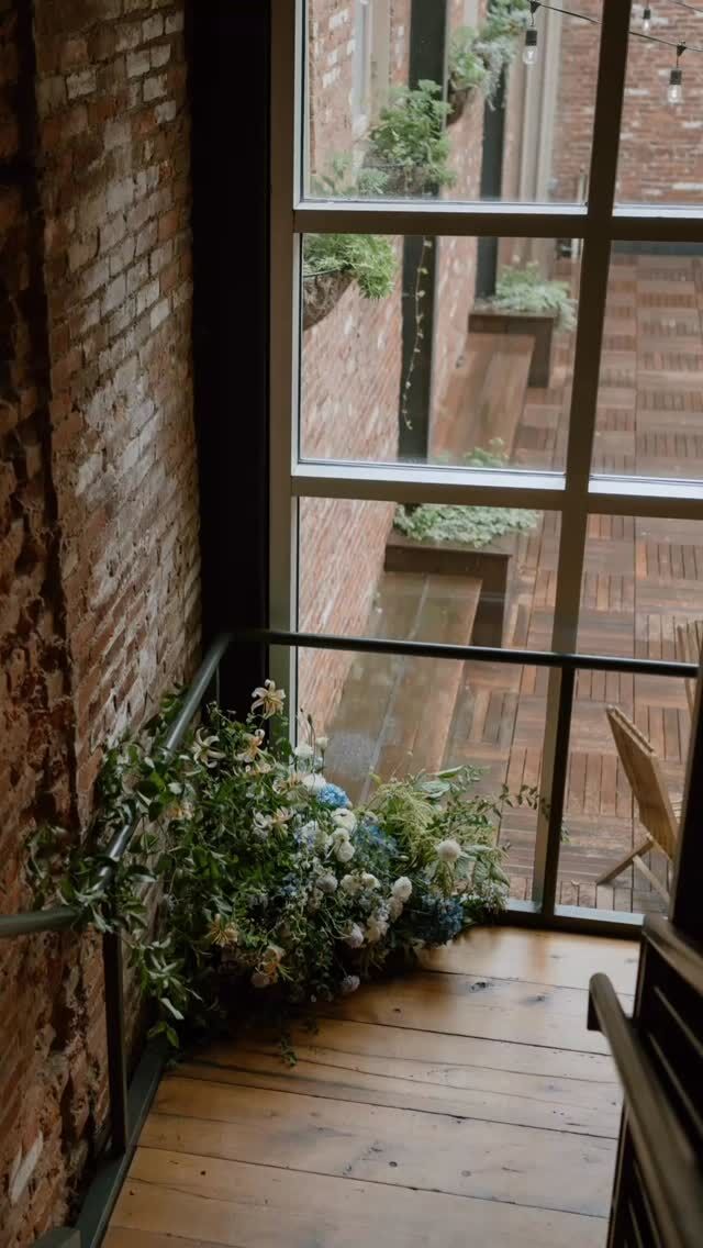 I had always wanted to “play flowers” on the stairs at @excelsiorlancasterpa 

When I accidentally over-ordered for S&G, my dream came true and was able to surprise my couple with a few extra arrangements for that staircase. 

PC @kirstenhartzellphotography 
Coordination Experts @spruceweddingsandevents 

#localflowers #lancasterflorist #lancasterwedding #fingerlakesflorist #fingerlakeswedding