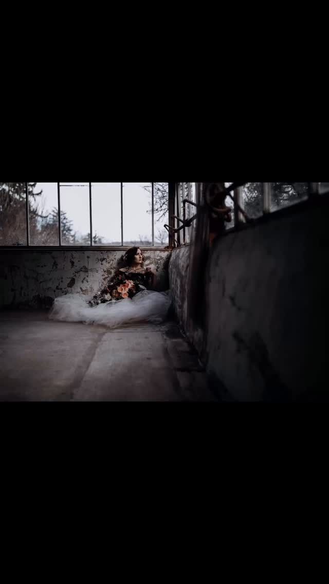 Story time! 
I posted some blasts from the past the other day on my stories, and received a ton of questions.

I started Splints & Daisies when I was 19 years old. It began as handmade soap and bath products, dried floral wreaths, and SPLINT baskets.
I did home parties, educating folks on natural body care. I taught classes, and set up at historical art shows. With everything, sustainability and environmentally friendly products was a focus, long before that became mainstream.

During these early years, my baskets were see by a scout looking for educators for the cast of M Night Shamalayan’s “The Village”, and I spent a few days at a camp with Joaquin Phoenix, Sigourney, Weaver, and Frank Collison…… teaching basket weaving!

This early claim to fame made me decide to keep the name “Splints & Daisies”, long after I stopped the basket weaving to focus on flowers.
27 years later, here I am!

#mnightshyamalan #JoaquinPhoenix #sigourneyweaver #frankcollison #thevillage #basketweaving 

PC @jillianmcgrath Skirt @sweetcarolinestyles HMU (The Bonafide Ginger) Venue @historicshadylane