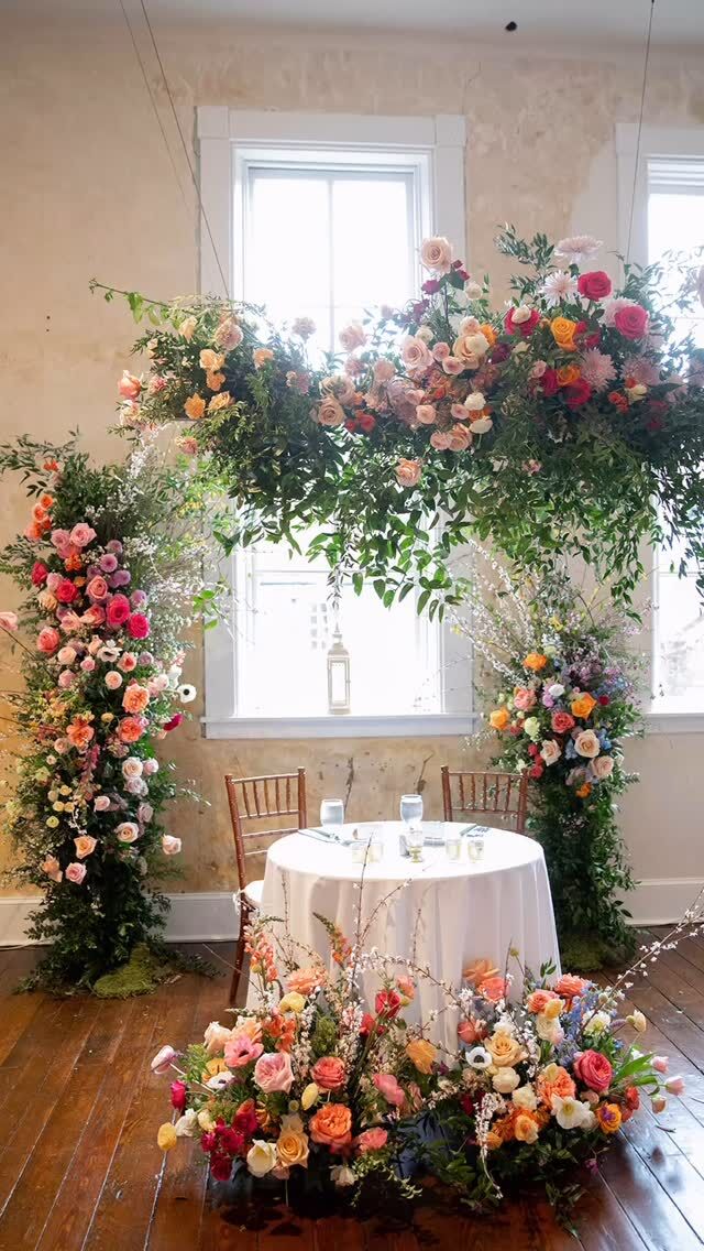 Colorful local blooms, with epic installations and minimal impact on the environment? Yup. We can do that.
And @bartlettpairphotography will capture them like nobodies biz.

#localflowers #lancasterwedding #lancasterflorist #nofloralfoam #springflowers 

@excelsiorlancasterpa @simple_soiree @bartlettpairphotography @designsbyshumakerpdt