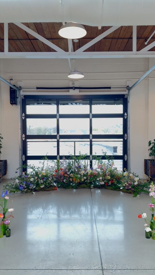 Every day should be Earth Day….. and every floral arrangement should be #foamfree. Every piece of plastic should be considered and avoided.  Every flower should remain dye/paint/bleach free so that it can be safely composted. Every purchase should be local/domestic whenever possible. I could go on…..
🌎
#localflowers #springflowers #springwedding