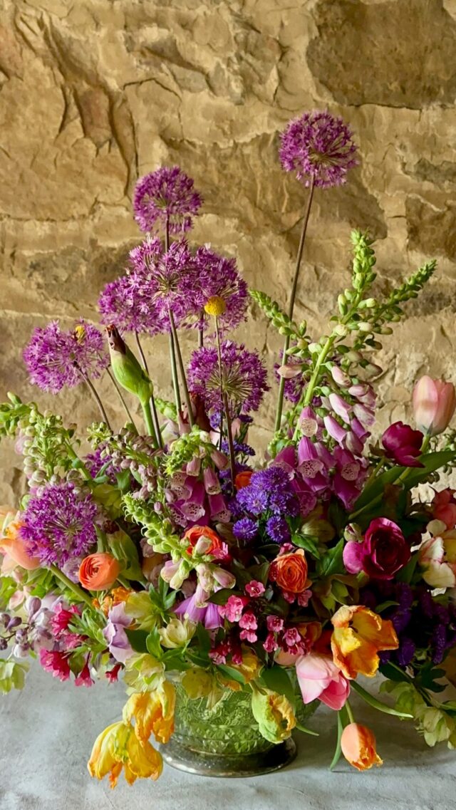 When the local flowers are HOT.

 #fingerlakesflorist #localflowers #lancasterflorist #fingerlakeswedding #lancasterwedding