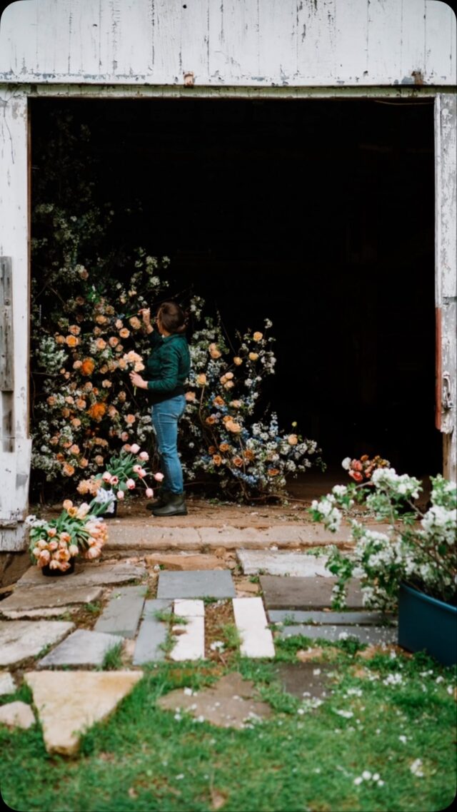 Client: “But what will it look like?”

Me: “I guess we will both find out when its done!”

Never two weddings alike.

#localflowers #fingerlakesflorist #fingerlakeswedding #lancasterwedding #lancasterflorist

PC @jillianmcgrath