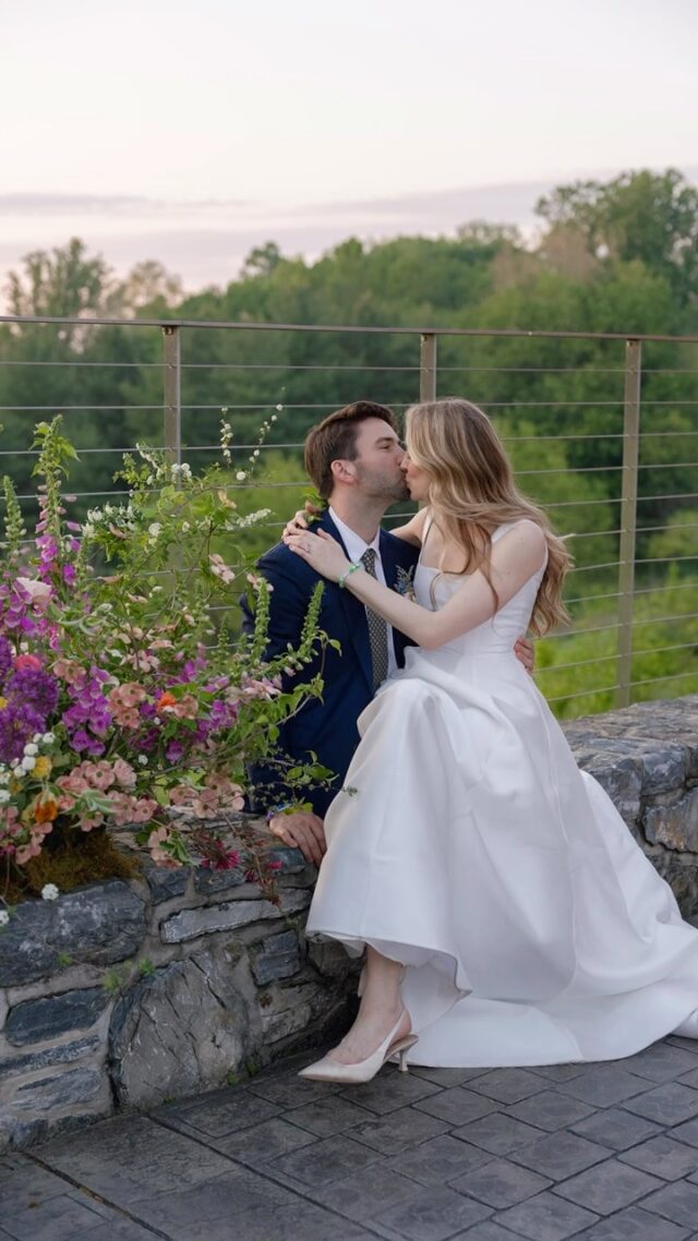 This will forever be a favorite wedding…….. and bittersweet as my last wedding at @thefarmateaglesridge . So lovely to have worked there over the years! 

@rachelartimephoto @confettiandco 

#localflowers #lancasterflorist #lancasterwedding #fingerlakesflorist #fingerlakeswedding