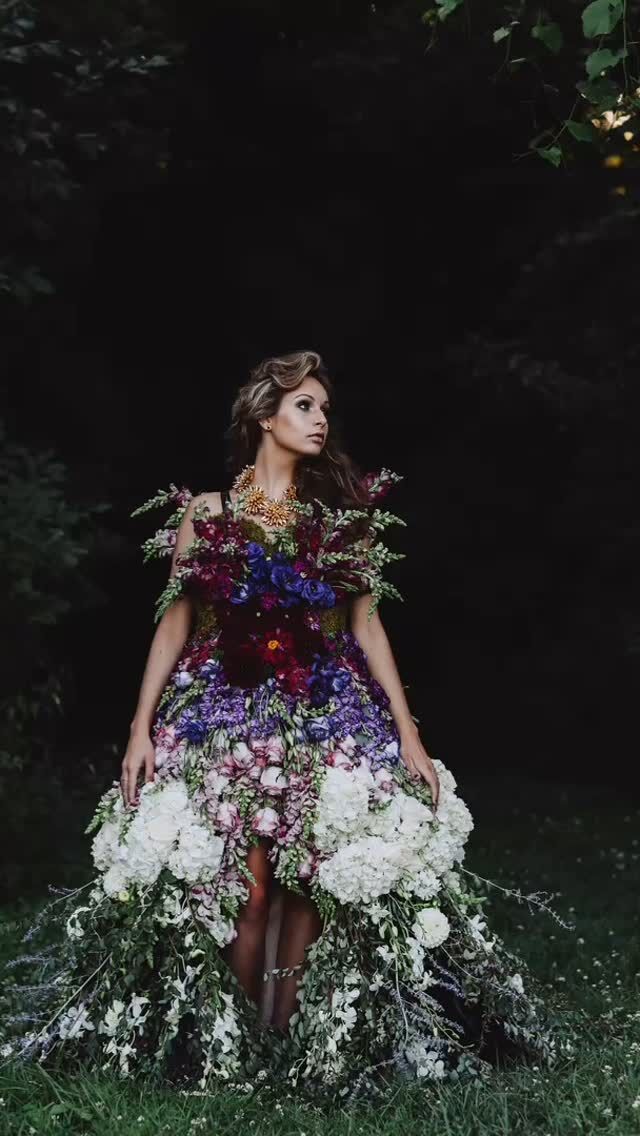 Went on the throw back train last night and re visited some fav editorial shoots over the years…… craving a bit of playtime and weirdness……. Maybe some fire. Anyone wanna be my muse?

All images by @jillianmcgrath , but you prob guessed that.
#editorialflowers #vampire #fire #wearableflowers #flowerdress #dressmadeofflowers #flowercape