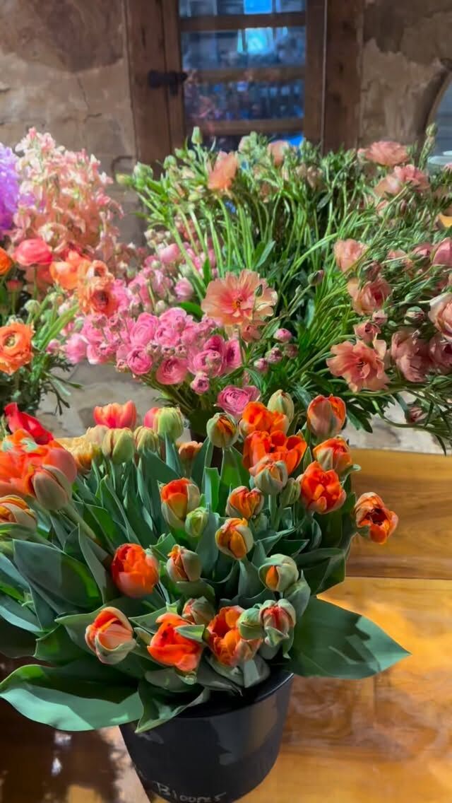 Our first full service week of SPRING is not complete without gobs of goodies from @riversideblooms !!!

A mid week dinner event for Regal Wealth @peppertheocafeandevents and the @poshbridallanc @drumoreestate fashion show (complete with a flower dress!) coming right up!